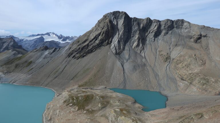 Blick auf den Nüschenstock mit Obersee beim Abstieg