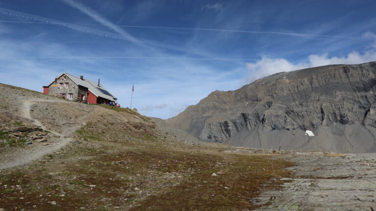 Muttseehütte mit Ruchi im Hintergrund