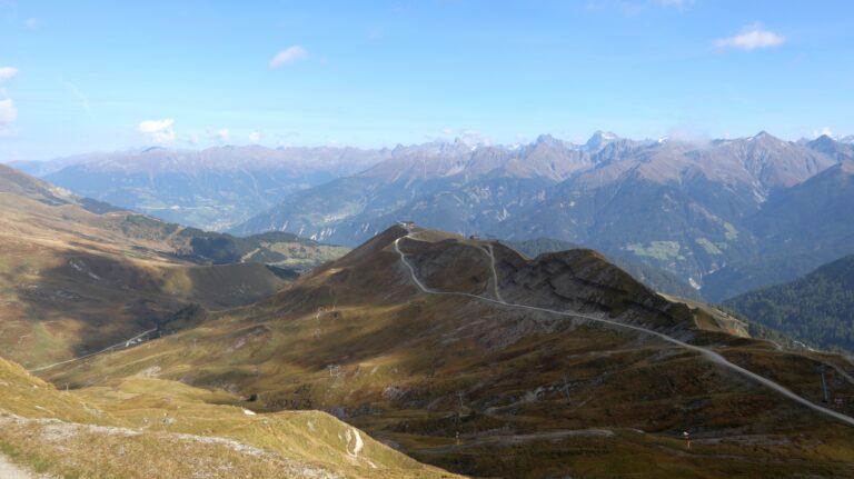 Blick auf den Fahrweg zum Lazidkopf