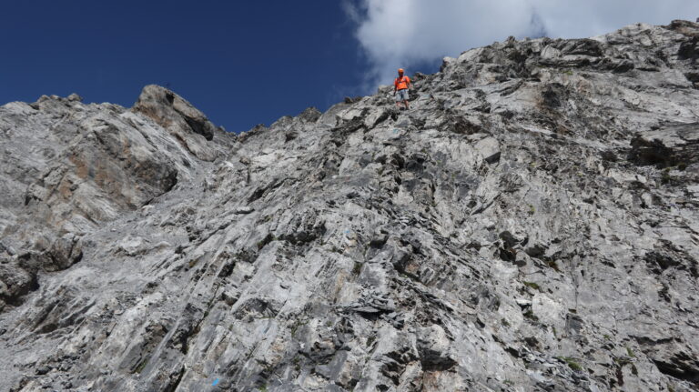 Abklettern in einer Zone mit festem Fels