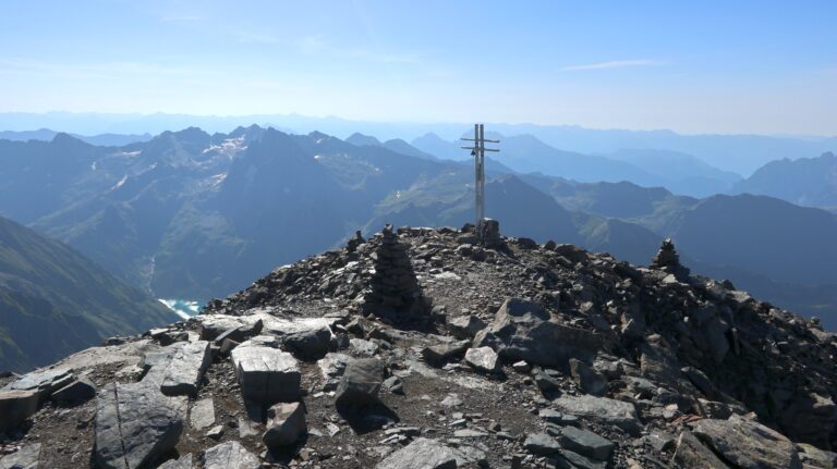 Gipfelkreuz mit Blick in den dunstigen Süden