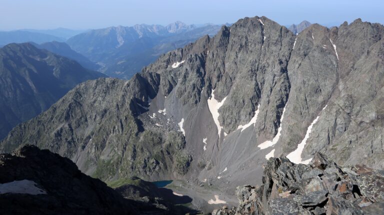 Tiefblick auf den Lago di Coca mit dem Pizzo Redorta darüber
