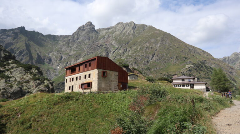 Hinten rechts das Rifugio Antonio Curò, vorne das Ostello al Curo