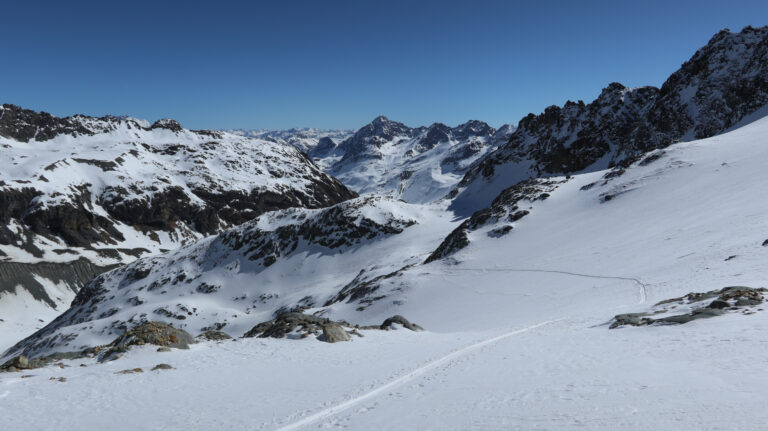 Am Ende der Querung unter dem Piz Picuogel, Abfahrt ins Tal des Ova d'Err