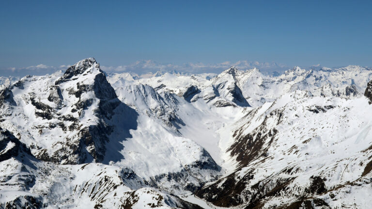 Piz Platta mit Walliser Alpen im Hintergrund