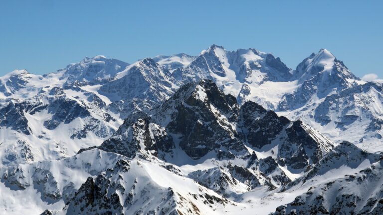 Piz Bernina mit Aussichtswarte Piz Julier davor