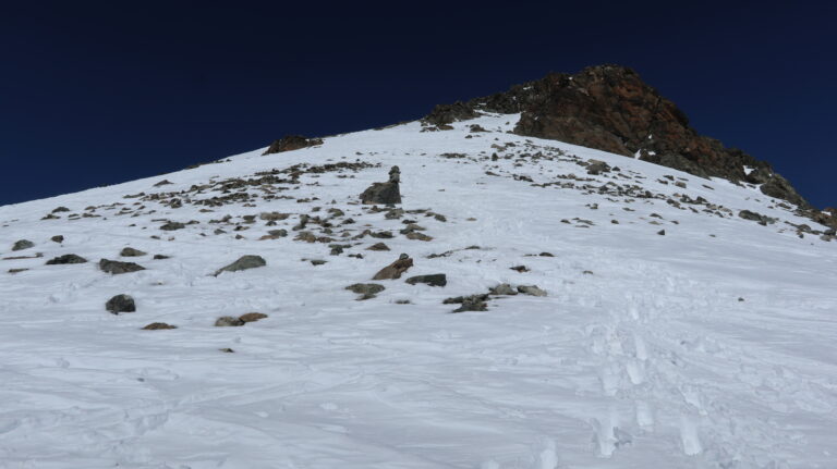 Blick vom Skidepot den Gipfelhang hinauf