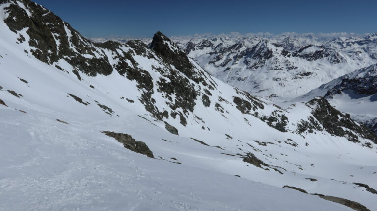 Querung im Gipfelhang vom Skidepot aus gesehen