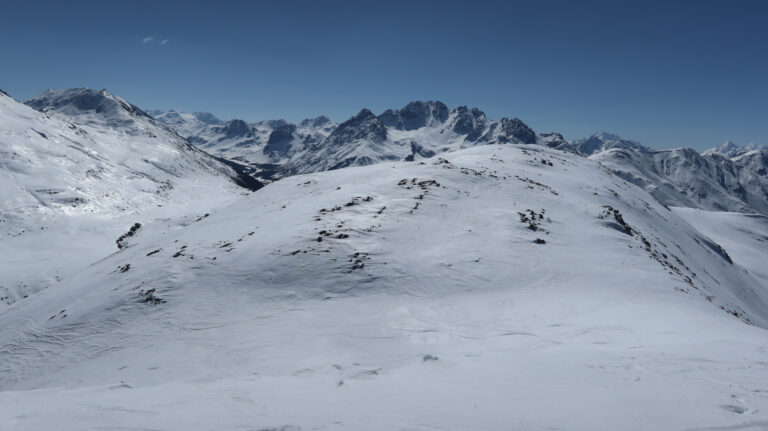 Blick vom Gipfelkreuz zum unwesentlich höheren Hauptgipfel