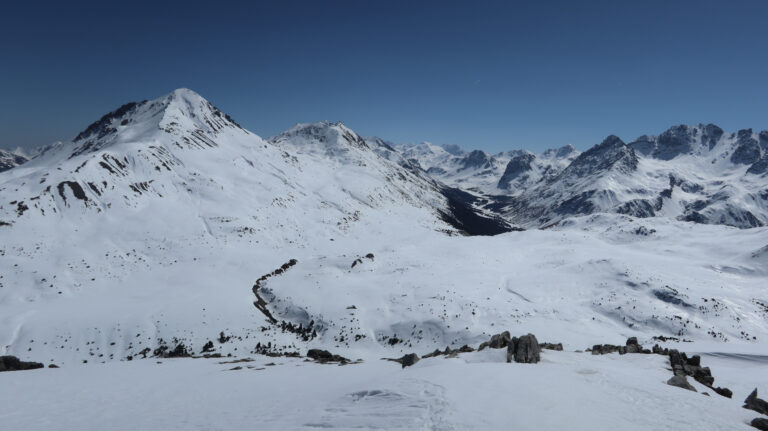 Piz Daint (links) mit der Hochebene Jufplaun und dem Val Mora darunter