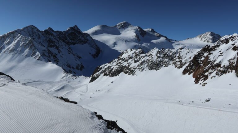 Blick von der Bergstation Mittelbergbahn auf das Mittelbergjoch