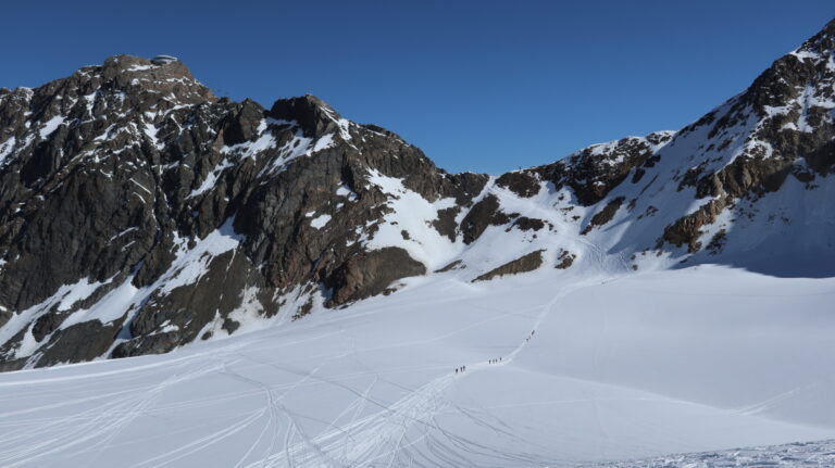 Blick auf die steile Abfahrt vom Mittelbergjoch