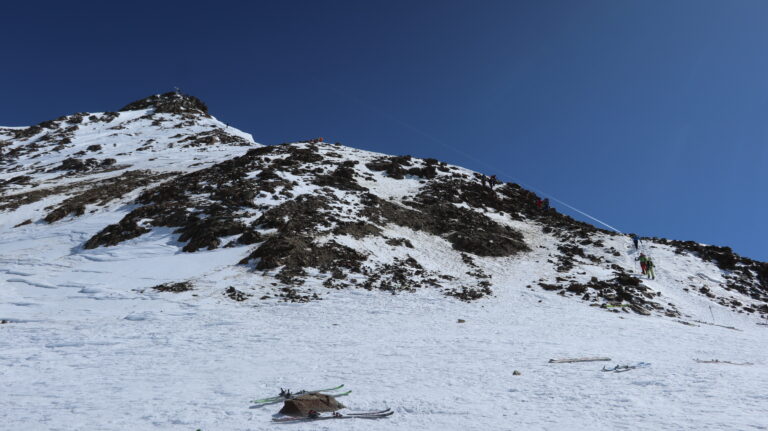 Skidepot am Fuss des Südwestgrates