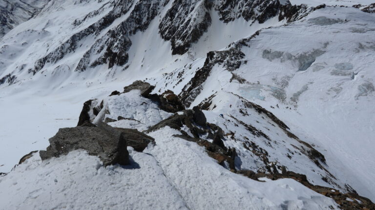Blick vom Gipfel auf den Südwestgrat
