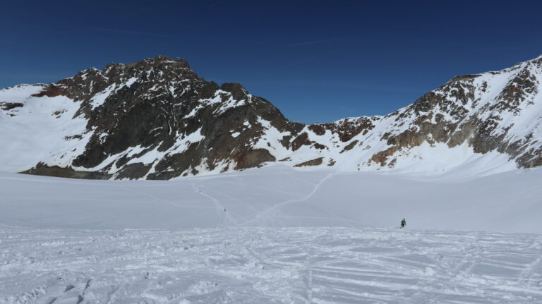 Ein paar gehen die Gletscherabfahrt an, für uns geht's wieder hoch zum Mittelbergjoch.