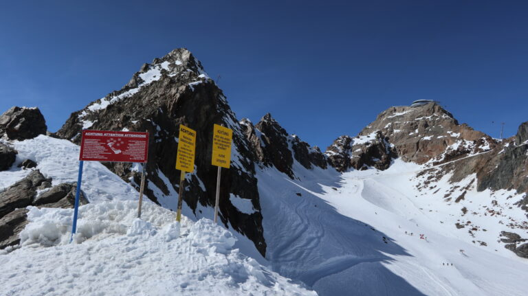 Warnschilder am Mittelbergjoch