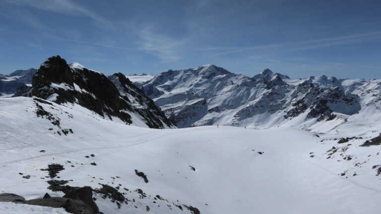 Mulde mit dem schneebedeckten See von oben gesehen