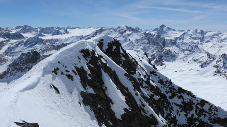 Blick vom Gipfelkreuz zum Nebengipfel, der kurze Übergang lohnt sich.