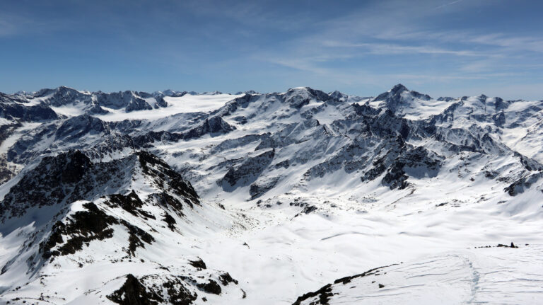 Freier Ausblick vom Nebengipfel auf Weisskugel und Weissseespitze