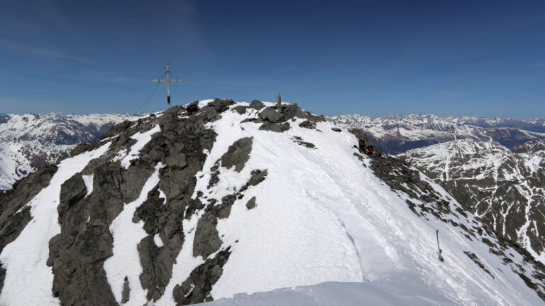 Einige wenige steigen mit Ski bis zum Gipfel auf.