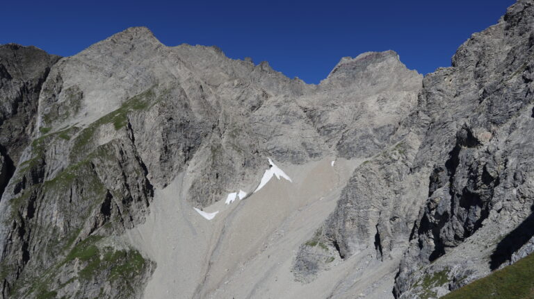 Blick hinüber zu Bergsteigern in der Gasillschlucht