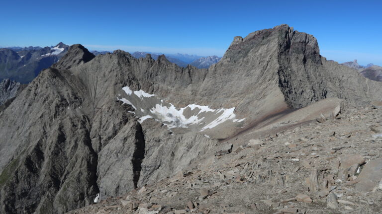 Blick vom Gatschkopf auf die Parseierspitze. Frontal der Ostgrat.