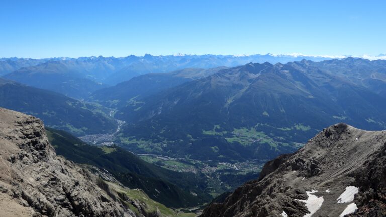 Blick über das Inntal zu Wildspitze und Weißkugel am Horizont