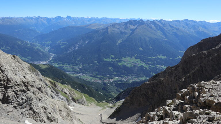 Blick die Gasillschlucht hinab vom Südrand des Grinner Ferner