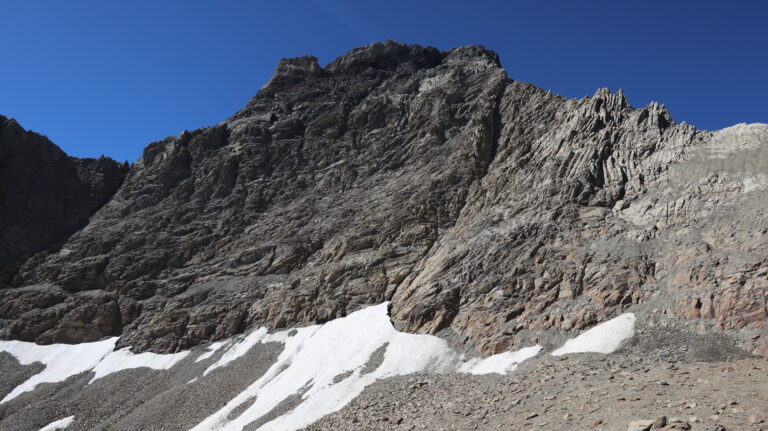 Parseierspitze Südostwand, man glaubt es kaum, dass der Normalweg dort hindurchführt.