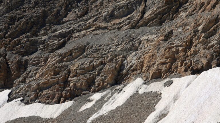 Die Einstiegswand vom Südrand des Grinner Ferner aus herangezoomt.