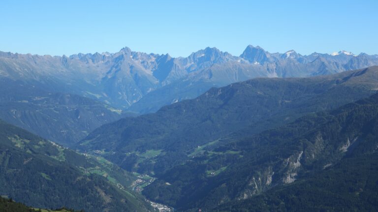 Ausblick auf Rofelelwand, Verpeilspitze und Watzespitze von der Augsburger Hütte