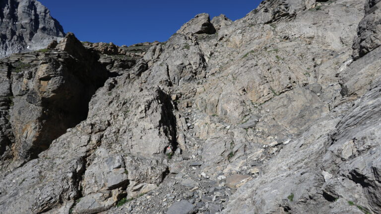 Die Schlüsselstelle auf dem Weg zum Col de Susanfe - Ketten helfen bei der Kletterei durch die Rinne.