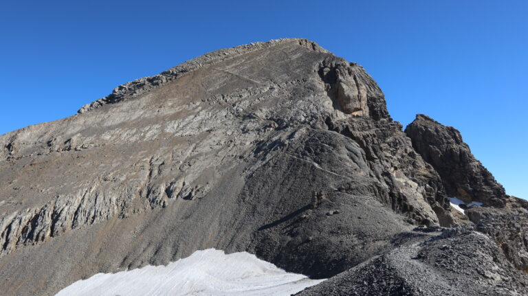 Blick vom Col des Paresseux auf den steilen Gipfelhang