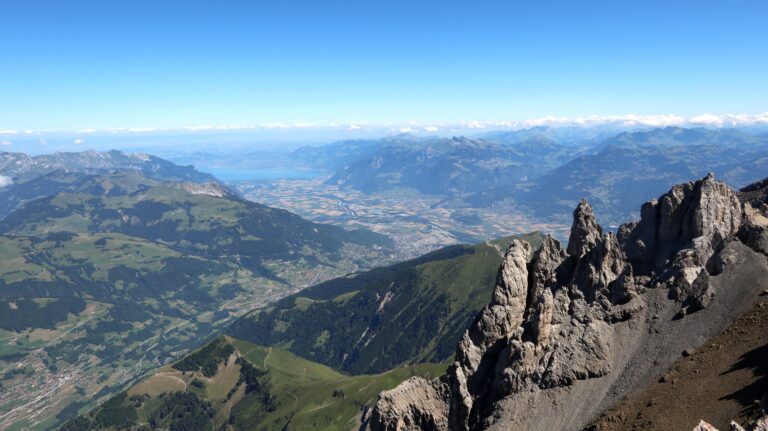 Blick auf das Rhonetal mit dem Genfersee im Hintergrund