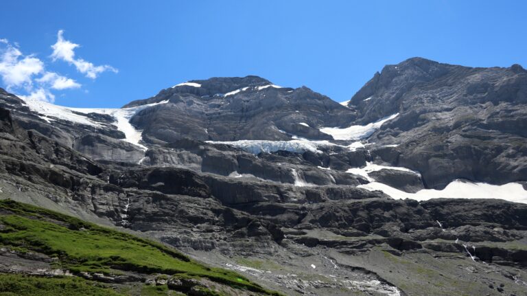 Der Gletscher unter dem Mont Ruan hat noch einen beeindruckenden Abbruch.