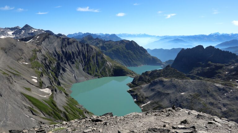 Gipfelblick auf die beiden Emosson-Stauseen