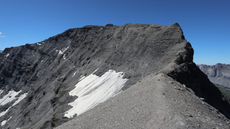Auf dem Pass südlich der Pointe du Génevrier - kaum zu glauben, dass man über diese Kante klettern muss.