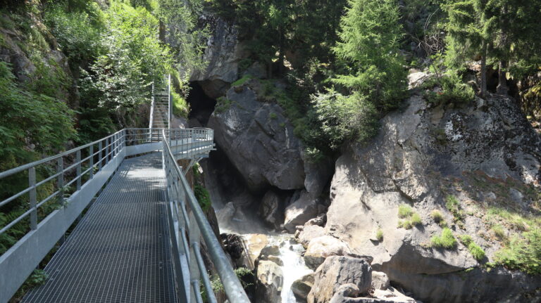 Steg zur Cascade de Bérard