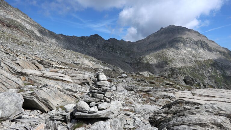 Am Pass bei P. 2723 - hier sieht man erstmals den Piz Gannaretsch