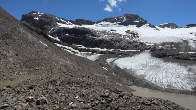Weg durch Moränenschutt zum Gletscher