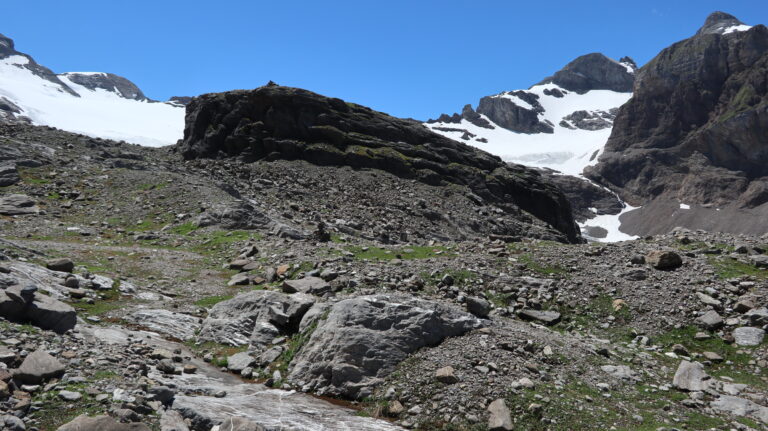Der mit zahlreichen Steinmännchen markierte "Weg" führt rechts am Kletterfelsen vorbei.