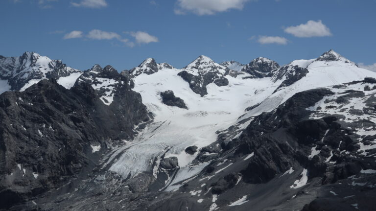 Rechts im Bild das Skigebiet Stilfser Joch, mittig Madatschferner