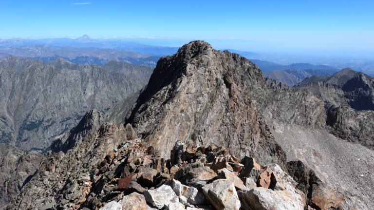 Blick zur Argentera Nord, im Hintergrund erkennt man sogar die vergletscherten Walliser Alpen!