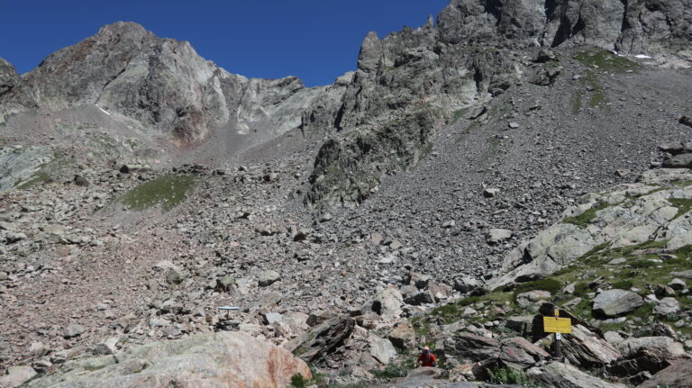 Blick von der Hütte zum Passo dei Detriti. Kaum zu glauben, dass man das steile Schuttfeld hoch muss.