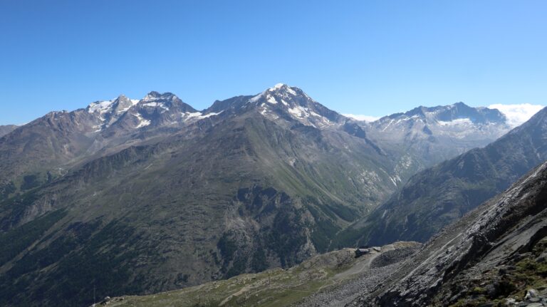 Seitenblick auf die Bergstation Plattjen