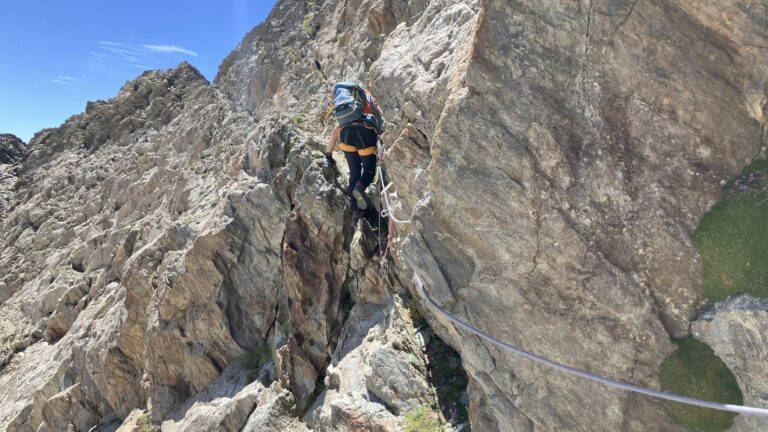 Die kurze Abkletterstelle mit Fixseil (das blaue ist unseres)
