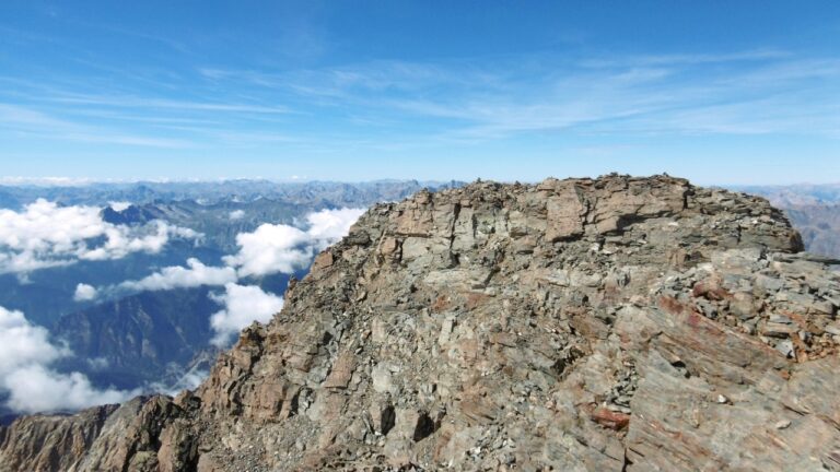 Blick vom Gipfelkreuz auf den (genauso hohen?) Nebengipfel