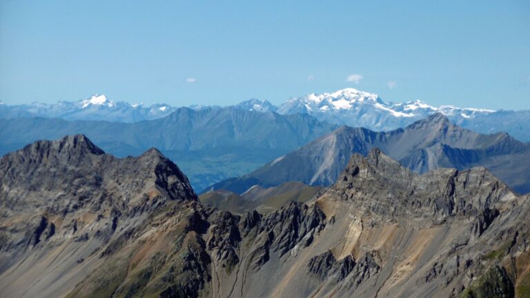 In der Ferne leuchten weiß Oberalpstock und Tödi.
