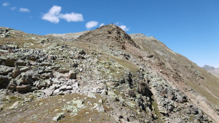 Auf P.2880 steht ein großer Steinturm.