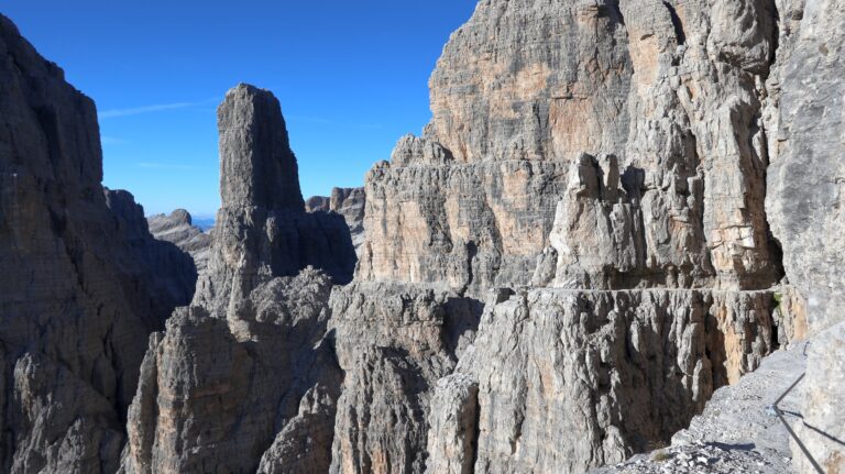 Man sieht schön das Band, auf welchem der Weg verläuft.